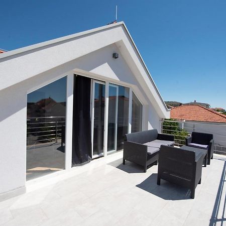 Sunny Attic Apartment With Balcony & Modern City Apartment With Outdoor Area, No Balcony Трогір Екстер'єр фото