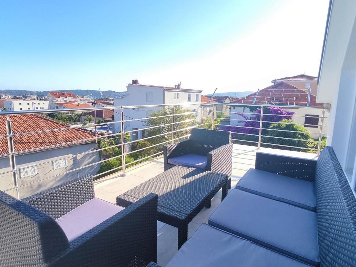 Sunny Attic Apartment With Balcony & Modern City Apartment With Outdoor Area, No Balcony Трогір Екстер'єр фото