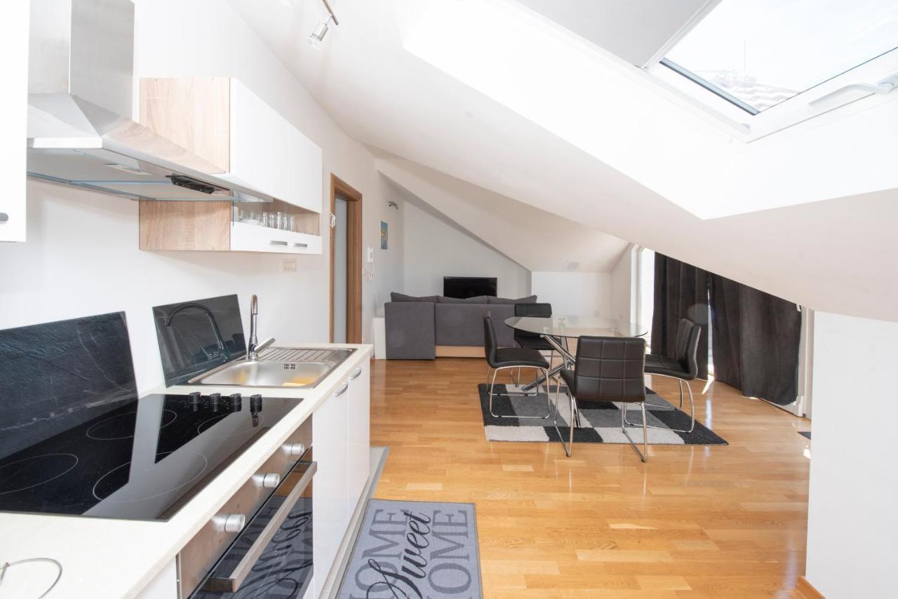 Sunny Attic Apartment With Balcony & Modern City Apartment With Outdoor Area, No Balcony Трогір Екстер'єр фото