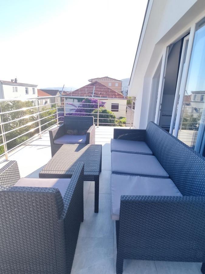 Sunny Attic Apartment With Balcony & Modern City Apartment With Outdoor Area, No Balcony Трогір Екстер'єр фото