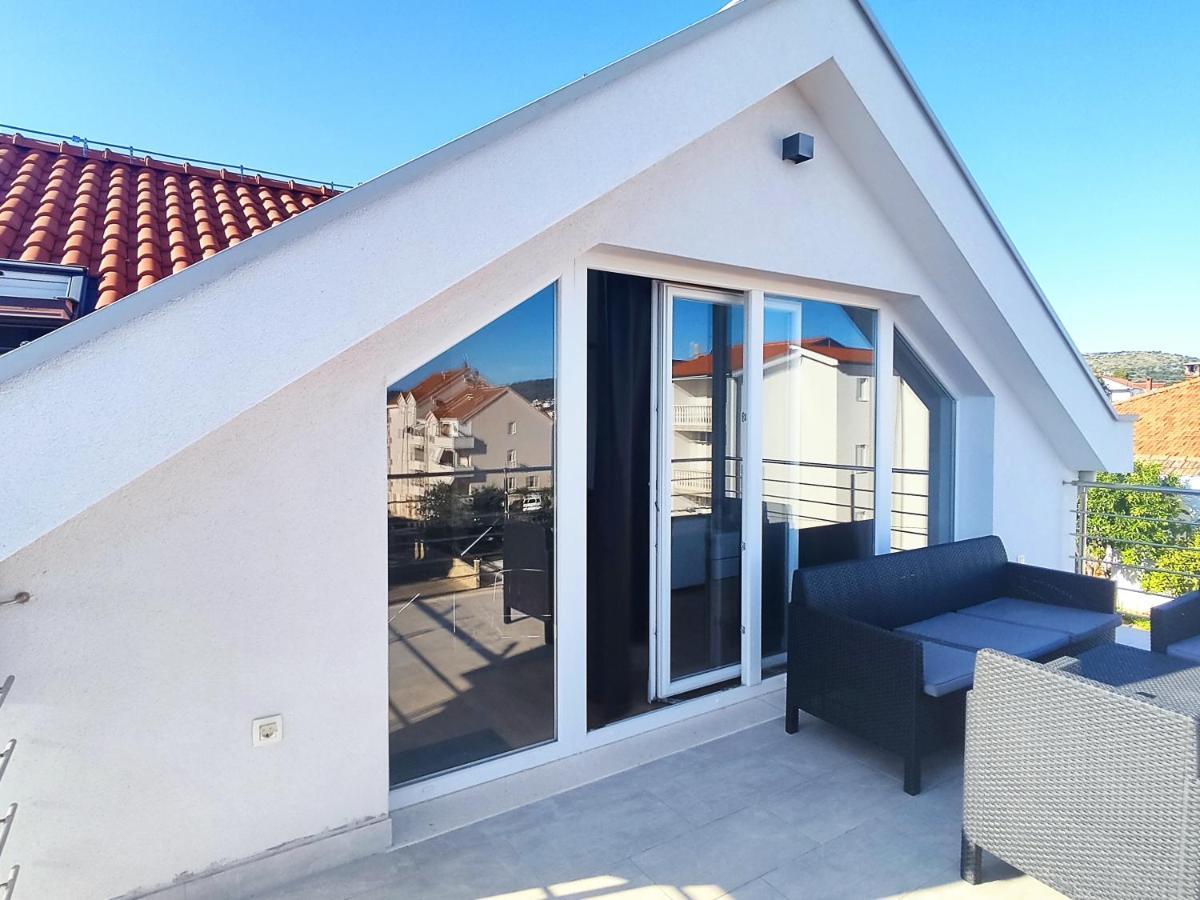 Sunny Attic Apartment With Balcony & Modern City Apartment With Outdoor Area, No Balcony Трогір Екстер'єр фото