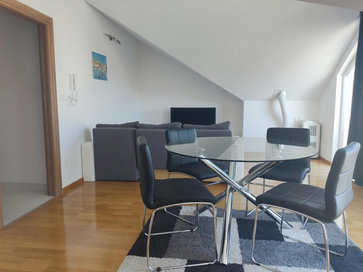Sunny Attic Apartment With Balcony & Modern City Apartment With Outdoor Area, No Balcony Трогір Екстер'єр фото