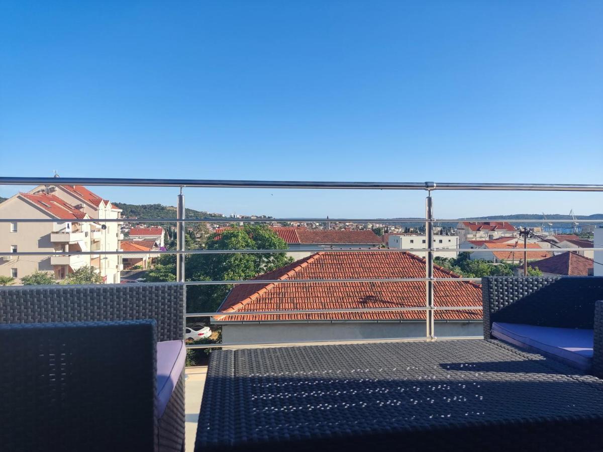 Sunny Attic Apartment With Balcony & Modern City Apartment With Outdoor Area, No Balcony Трогір Екстер'єр фото