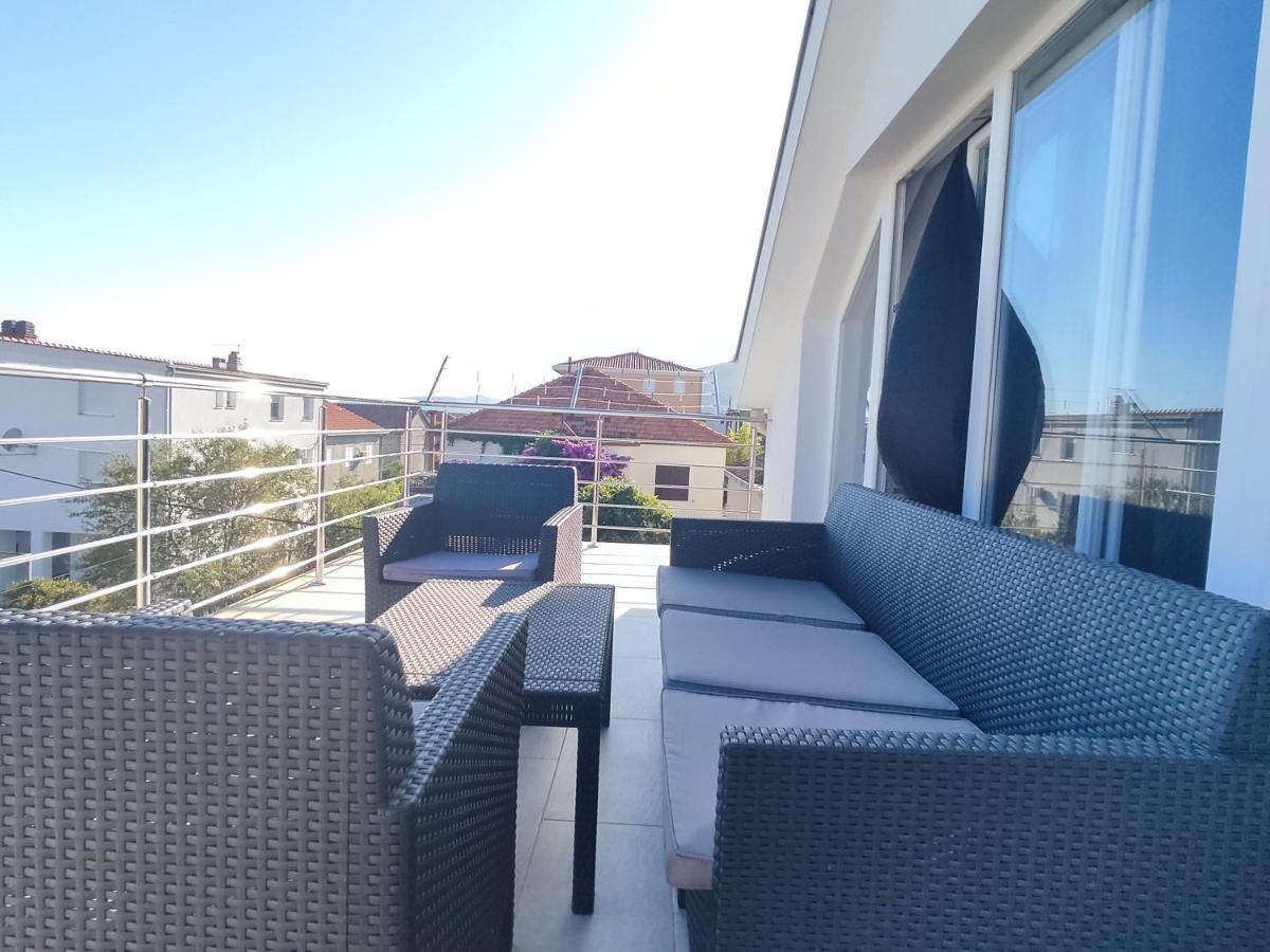 Sunny Attic Apartment With Balcony & Modern City Apartment With Outdoor Area, No Balcony Трогір Екстер'єр фото