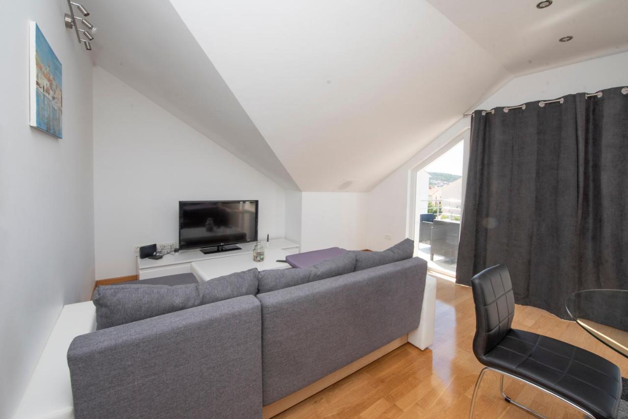 Sunny Attic Apartment With Balcony & Modern City Apartment With Outdoor Area, No Balcony Трогір Екстер'єр фото