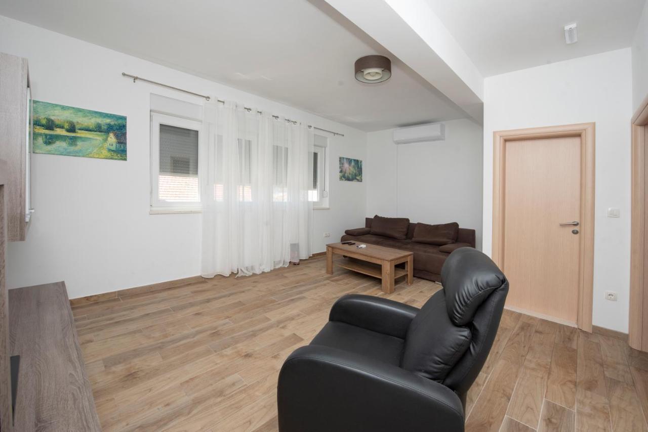 Sunny Attic Apartment With Balcony & Modern City Apartment With Outdoor Area, No Balcony Трогір Екстер'єр фото