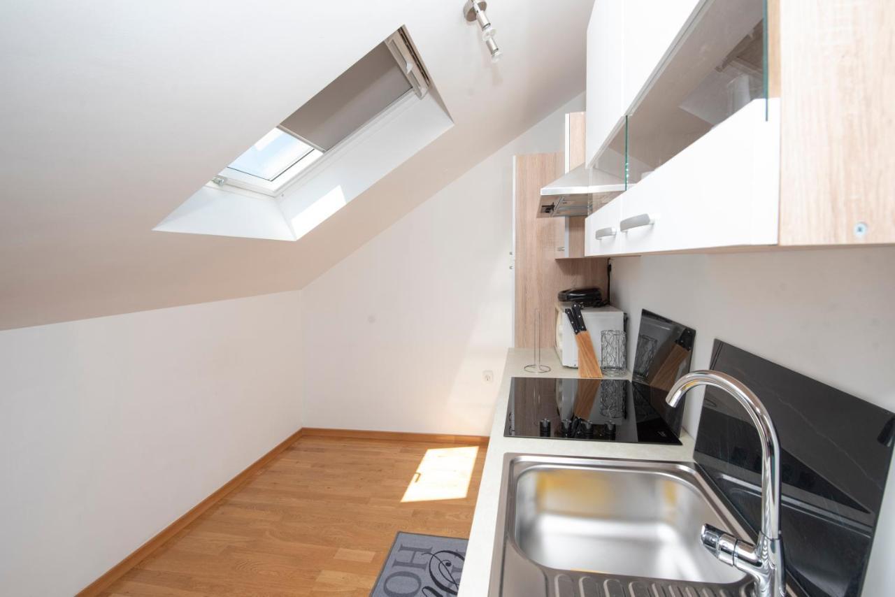 Sunny Attic Apartment With Balcony & Modern City Apartment With Outdoor Area, No Balcony Трогір Екстер'єр фото