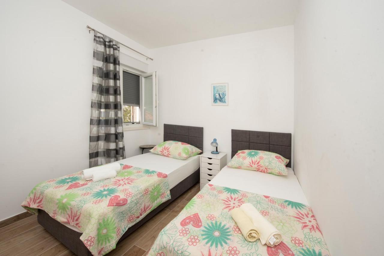 Sunny Attic Apartment With Balcony & Modern City Apartment With Outdoor Area, No Balcony Трогір Екстер'єр фото