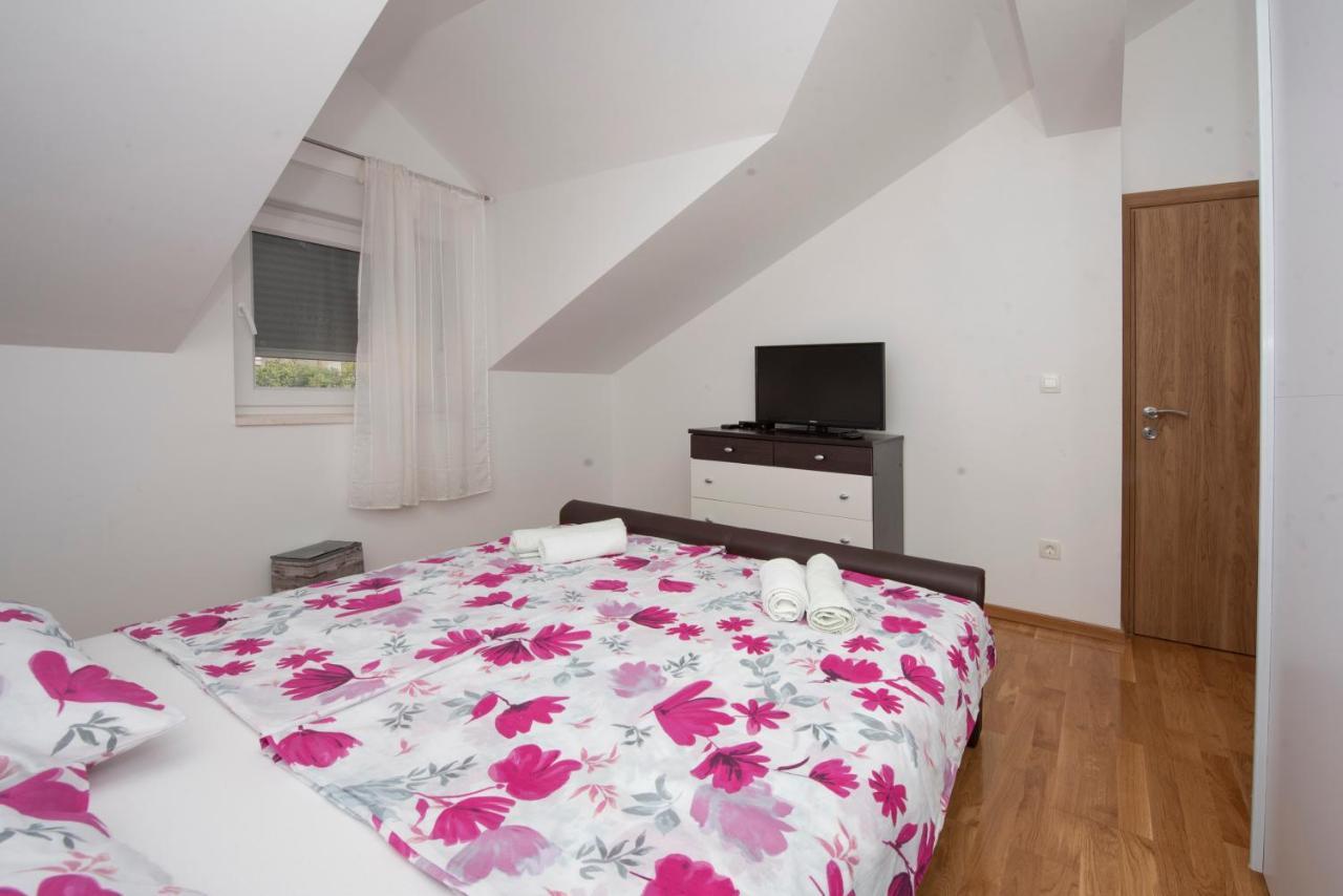 Sunny Attic Apartment With Balcony & Modern City Apartment With Outdoor Area, No Balcony Трогір Екстер'єр фото