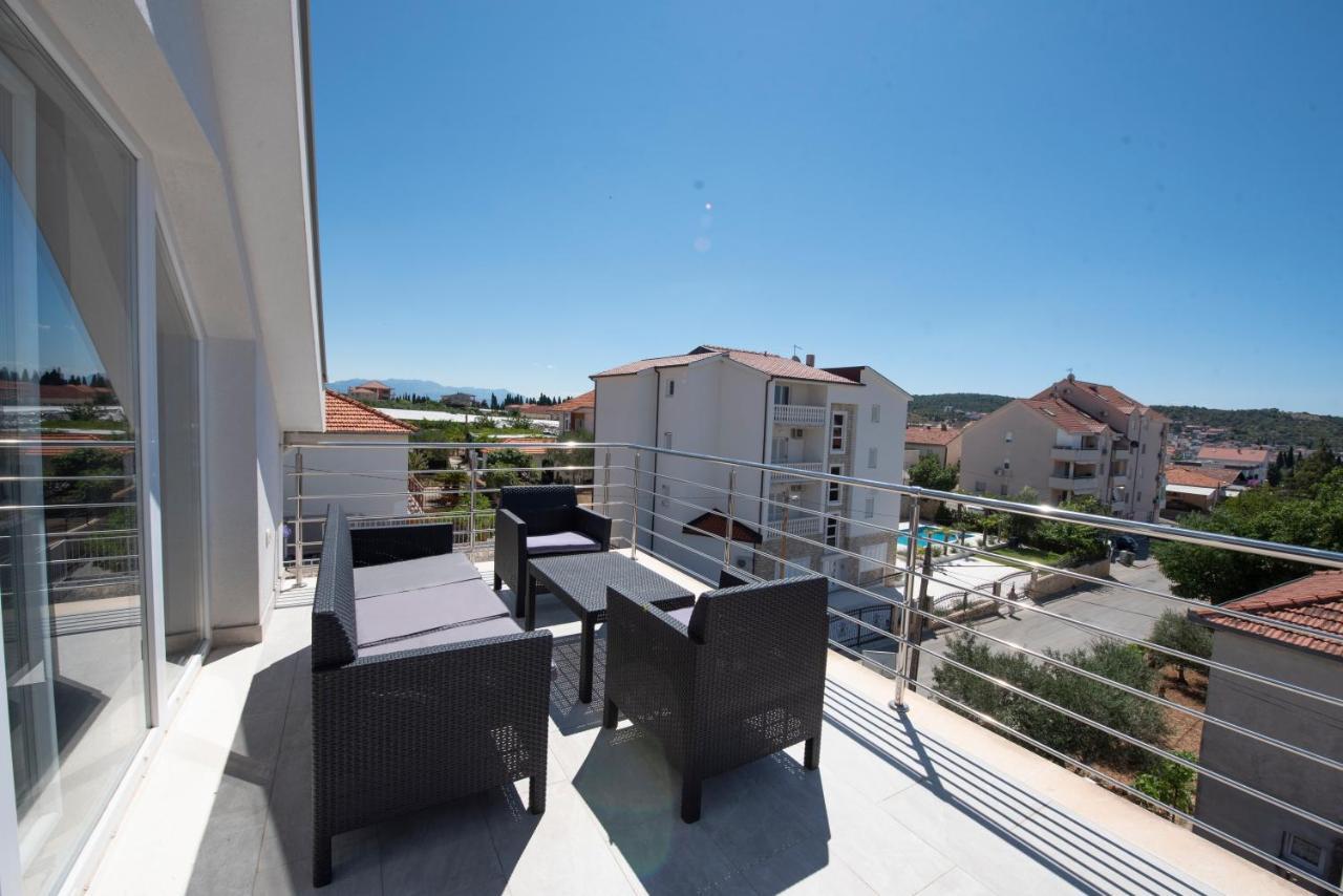 Sunny Attic Apartment With Balcony & Modern City Apartment With Outdoor Area, No Balcony Трогір Екстер'єр фото